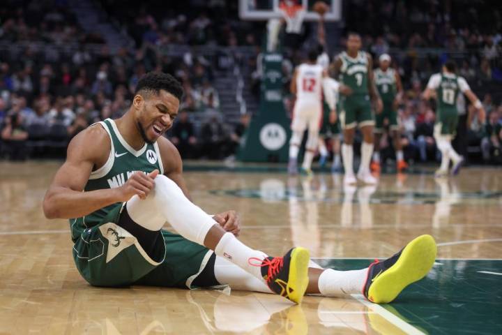 Bucks pierden a Antetokounmpo por lesión pero vencen 113-109 a Pistons – Chicago Tribune