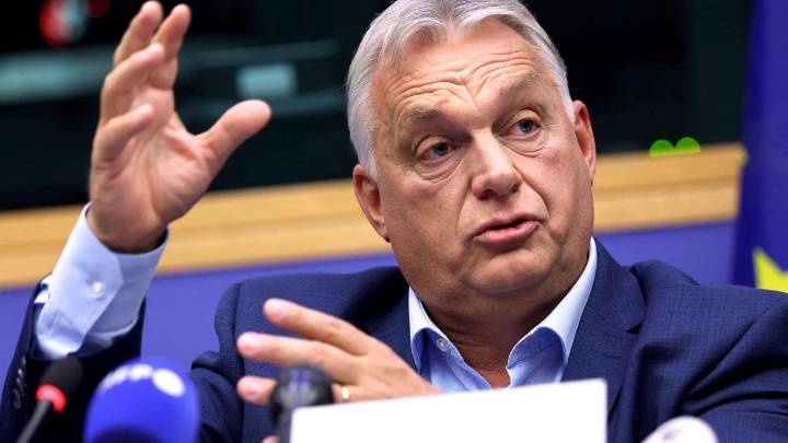 Bruselas recuerda a Orbán que el pacto de migratorio es "obligatorio" tras su negativa a cumplirlo