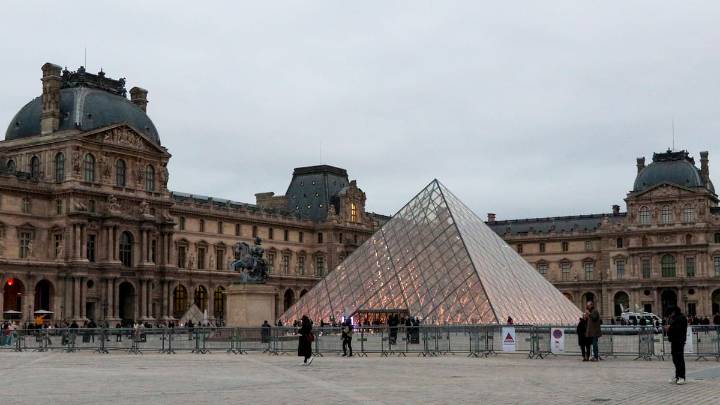 La falta de pantallas de seguridad en el Louvre impidió ver en directo el robo, según la investigación administrativa