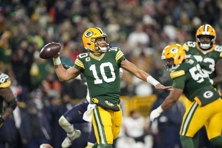 Packers’ late interception sinks Bears in NFC North clash