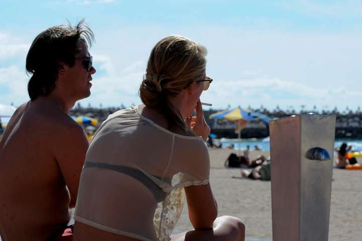 Reino Unido avisa a los ciudadanos que van de vacaciones a Canarias sobre las restricciones al fumar y las multas por una nueva ley