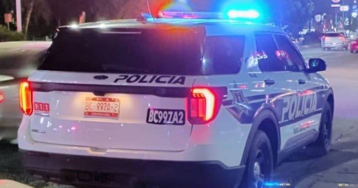 Sale de la carretera y vuelca su vehículo; un fallecido y una lesionada de gravedad