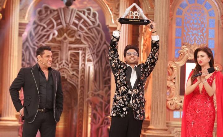 Gaurav Khanna lifts the “Bigg Boss 19′ trophy