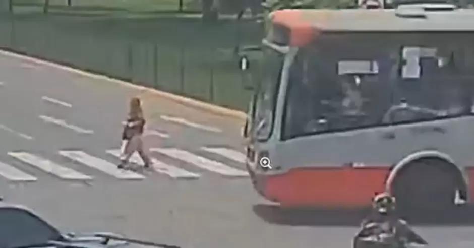 Mujer de 70 años queda gravemente herida tras ser atropellada por bus del Corredor Rojo