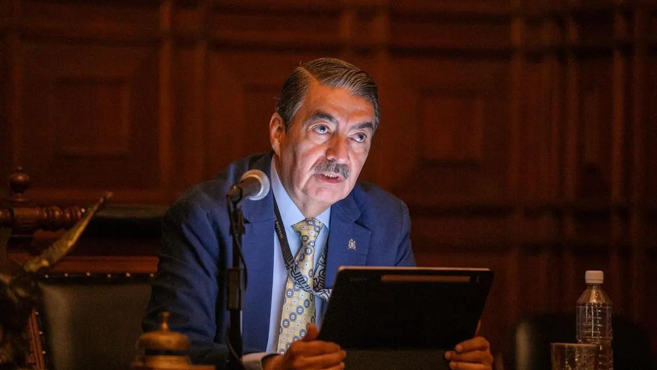 Zermeño advierte: si no hay elección en Derecho, él presentará terna