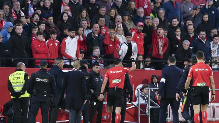 El Sevilla se expone a un cierre parcial por tres partidos del Sánchez Pizjuán tras los incidentes del derbi