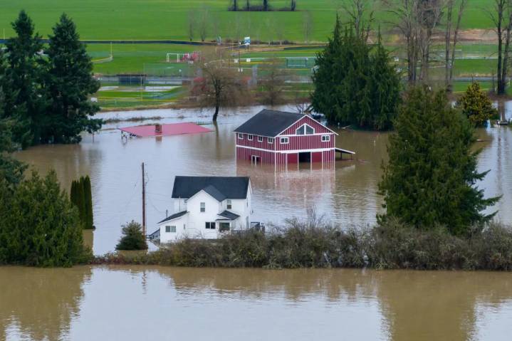 Washington sufre inundaciones históricas que destruyen casas y dejan varados