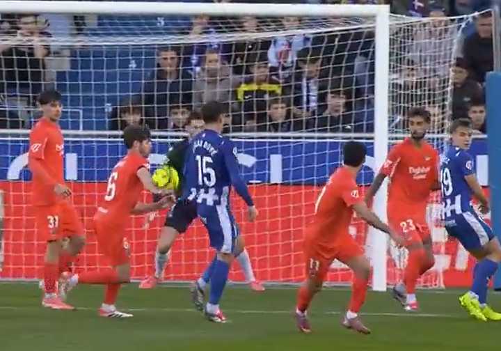 El penalti de VAR de Aritz que ha acabado en tanto del Alavés