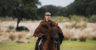Santiago Abascal recorre a caballo el Parque Natural de Cornalvo en una jornada de pastoreo tradicional