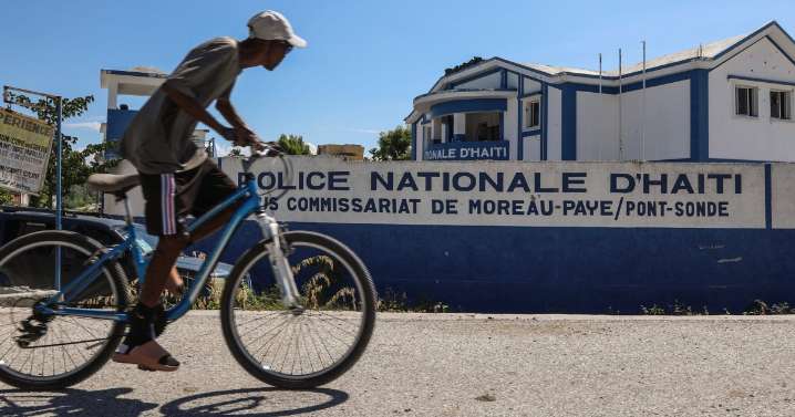 Gangs launch large-scale attack in Haiti's central region as hundreds flee gunfire and burning homes