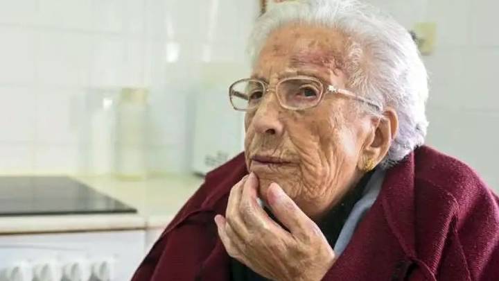 Tiene 112 años y toma una copa de vino con cada comida