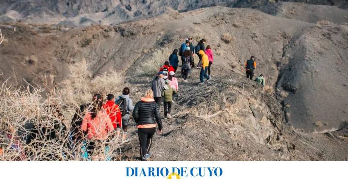 Rawson invita a una noche de senderismo cultural bajo la Luna llena en el Cerro Barboza: conocé qué debés hacer para participar