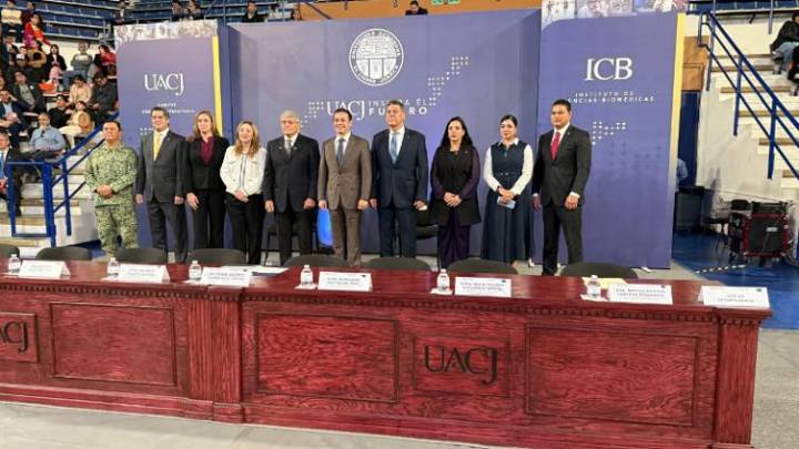 Asiste directora de Salud Municipal a graduación de ICB