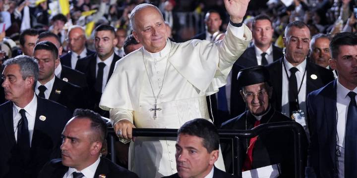 El papa León XIV cierra su visita a Líbano con una misa y una oración en silencio en el lugar de la explosión del puerto de 2020