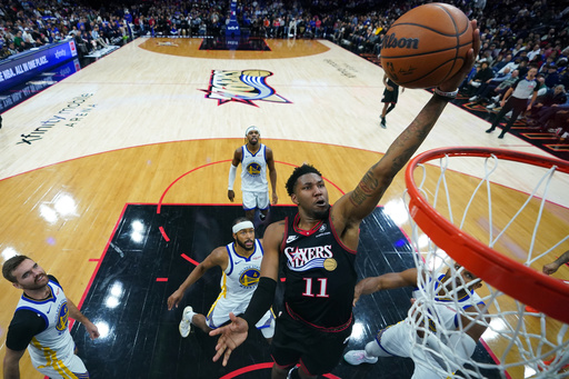 Edgecombe anota y Maxey bloquea para que 76ers derroten a Warriors diezmados