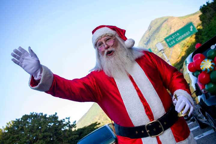 Santa revive su tradicional bienvenida a la Navidad en la Cota Mil