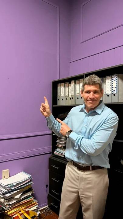 Obligado a entregarle su despacho a Mayra Mendoza, diputado libertario se lo dejó pintado de violeta