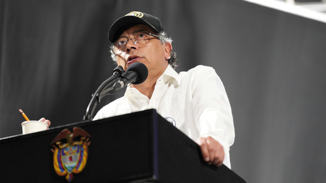 Presidente Petro arremete contra medios que realizaron investigación sobre Calarca y presuntos nexos con el Ejército