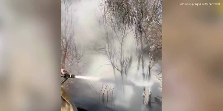 Crews extinguish grass fire in west Colorado Springs