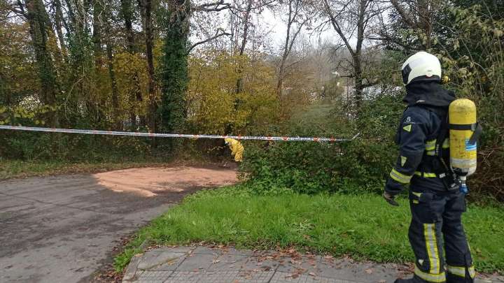 "La calle olía muy fuerte, como a vinagre": así vivieron los vecinos de Arriondas el confinamiento tras el vertido de anhídrido acético