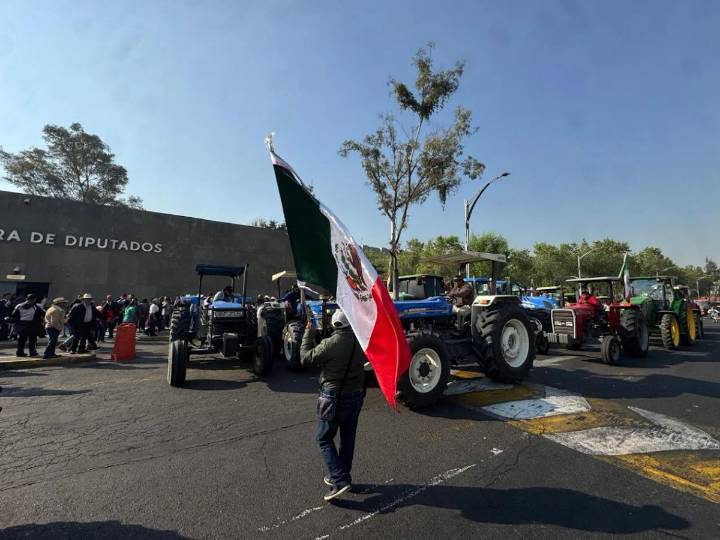 Exigen campesinos con protesta en tractores, se tome en cuenta su opinión para nuevas leyes de aguas