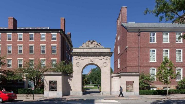 Tiroteo activa alerta en la Universidad Brown; reportan varios heridos