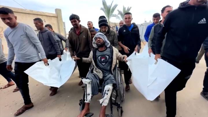 Padre llora a sus hijos muertos por ataque de dron israelí en Gaza