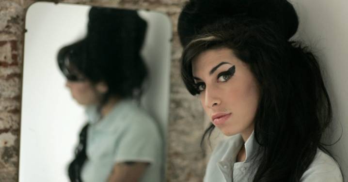 Amy Winehouse’s friends sued by her father for auctioning clothes