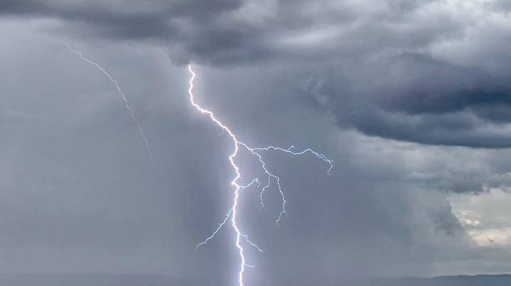 Tormenta eléctrica en pleno diciembre: Relámpagos y truenos sacuden la madrugada en la conurbación