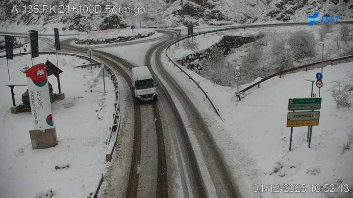 La nieve complica la circulación en varias carreteras de montaña