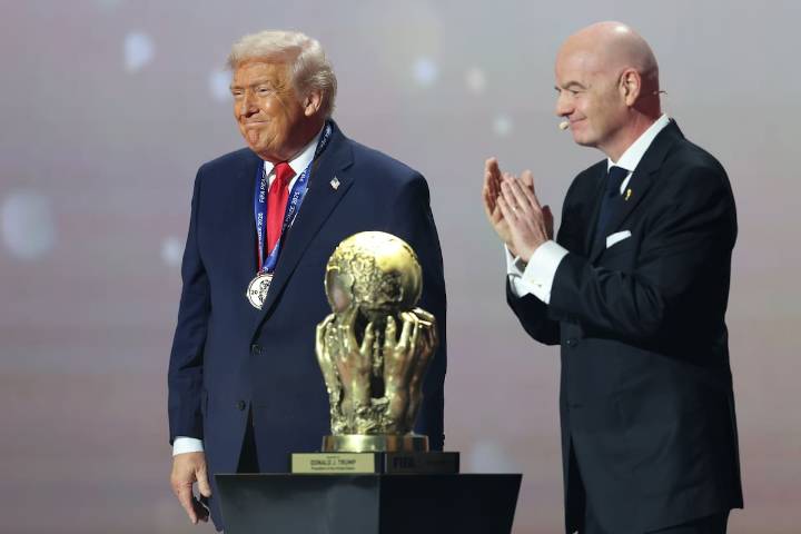 Donald Trump recibe el Premio de la Paz de la FIFA durante el sorteo del Mundial 2026