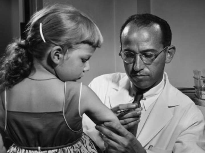 La historia de Jonas Salk, el médico que desarrolló la primera vacuna efectiva contra una enfermedad mortal y renunció a ser millonario
