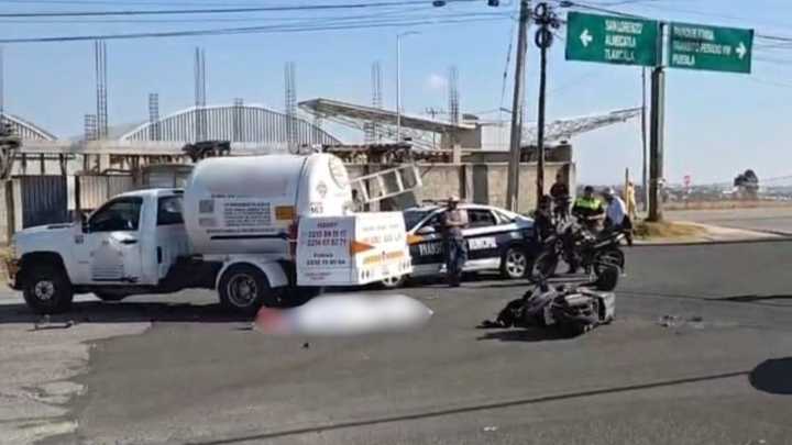 Motociclista Muere tras Chocar contra una Pipa en Puebla; No Portaba Casco