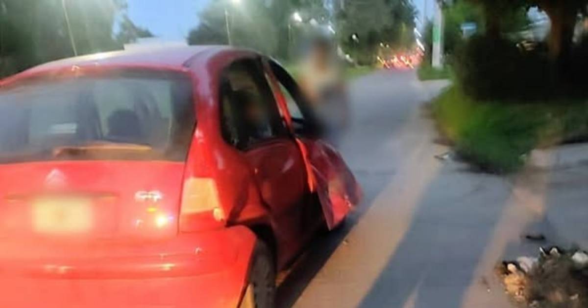 Un motociclista se estrelló contra un automóvil y resultó lesionado