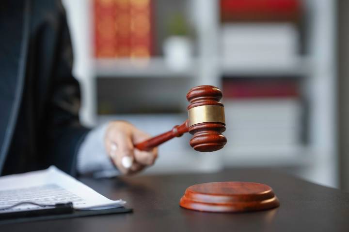 Mujer colombiana demanda a ICE por arrestarla pese a tener solicitud de asilo