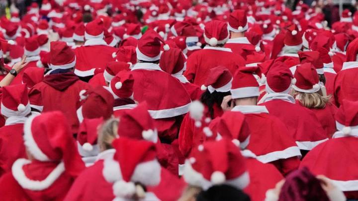 Carreras de Papá Noel y magia navideña entre otras imágenes del día