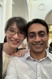 El matrimonio de científicos separado por la teoría del origen del COVID