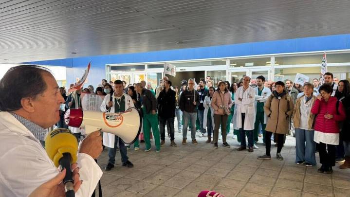 Decenas de médicos toledanos secundan la huelga