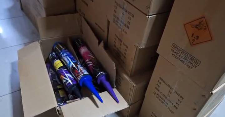 VMT: Policía incauta más de cinco toneladas de pirotécnicos almacenados en una licorería