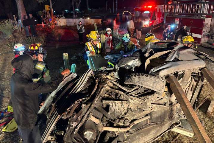 Quedan atrapados padre e hija tras volcadura por choque frontal al sur de Saltillo