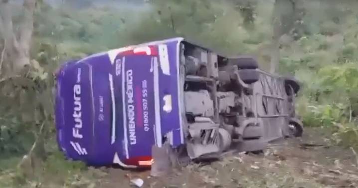 Cinco personas mueren y 20 resultan heridas tras volcadura de autobús en México