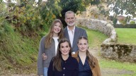 Los Reyes eligen una foto junto a sus hijas en un entorno rural para felicitar este año la Navidad