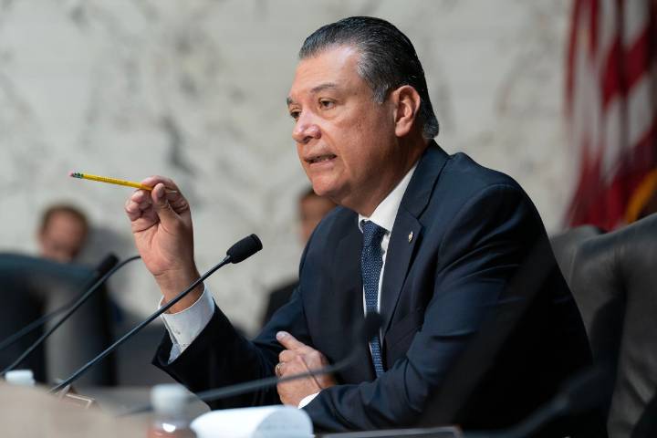 USCIS: senadores demócratas buscan revertir fin de extensión de permisos de empleo para migrantes