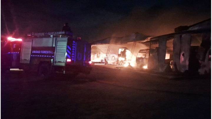 Los Zapallos: un incendio destruyó un galpón sobre la ruta provincial 1