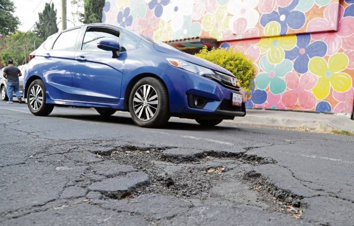 Paga CDMX 33 mdp a automovilistas tras caer en baches