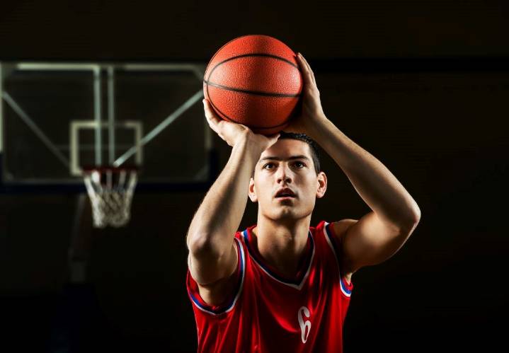 Jaguars contra Penguins en duelo de baloncesto masculino