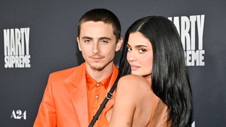 Kylie Jenner y Timothée Chalamet roban las miradas con sus looks naranjas en el estreno de "Marty Supreme": FOTO