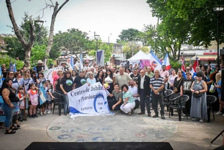 Funcionarios quilmeños presentes en el izamiento de la bandera por el Aniversario de Ezpeleta