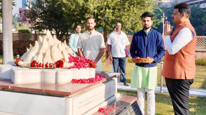 In Photos: Devendra Fadnavis, Eknath Shinde visit Hedgewar's memorial