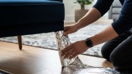 Colocar papel aluminio en las patas de los muebles: por qué recomiendan hacerlo